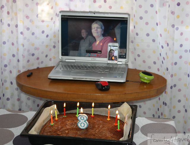 An Silas' 8. Geburtstag in Split skypen wir mit Oma und Opa und Tante Gesa. So etwas ist zeitaufwändig und selten.