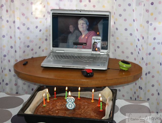 An Silas' 8. Geburtstag in Split skypen wir mit Oma und Opa und Tante Gesa. So etwas ist zeitaufwändig und selten. 