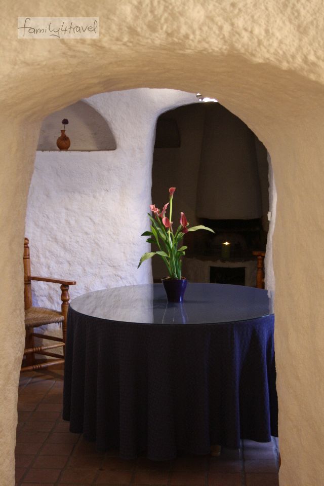 Von der Eingangshalle geht es ins Kaminzimmer. Die Einrichtung mit viel Liebe zum Detail schließt selbst Topfblumen mit ein.