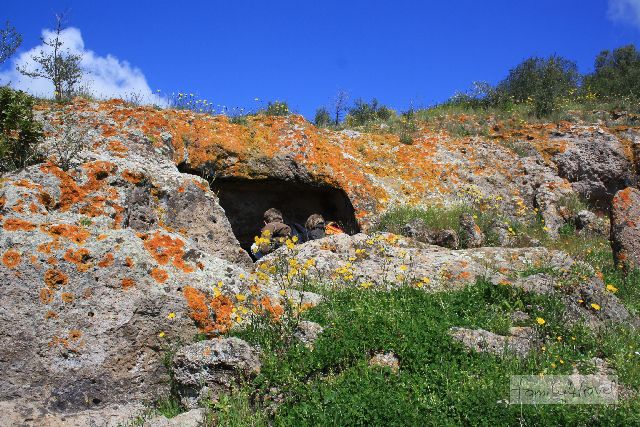 Nekropole von Montessu: Auf Sardinien haben die Ureinwohner Felsengräber hinterlassen, die heute liebevoll "Domus de Jana" heißen: "Feenhäuser". 