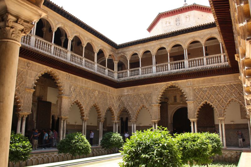 Stuck in märchenhaften Formen: Die Innenhöfe des Alcazar von Sevilla machen was her. 