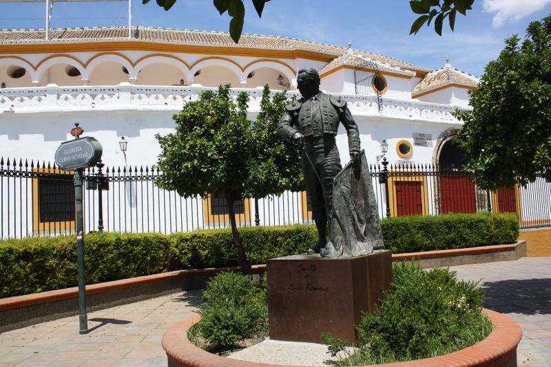 Stolze Toreros gibt es in Sevilla nicht nur aus Bronze, sondern auch in echt. Dieser hier steht vor der Stierkampfarena. 