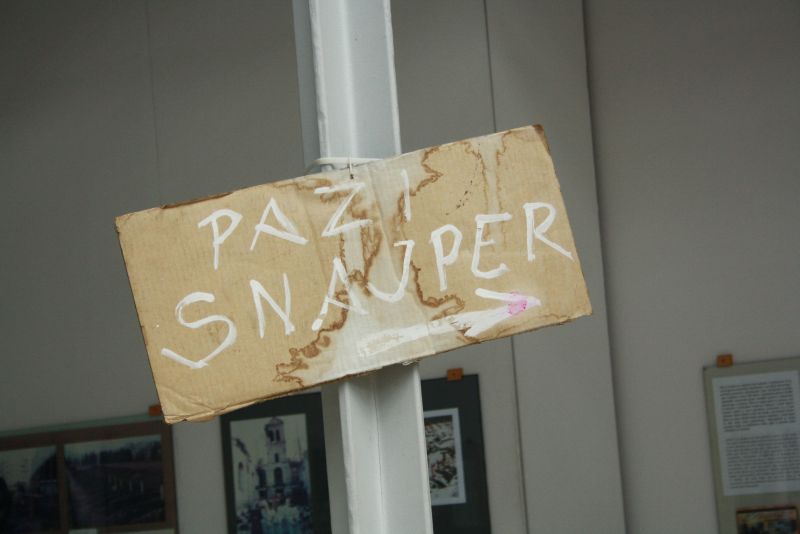 Zeugnis der Zeitgeschichte: Mit einem einfachen Pappschild wurde damals in Sarajevo vor Scharfschützen auf offener Straße gewarnt. Wer nicht rechtzeitig geflohen war, musste mit solchen Bedrohungen leben - oder sterben. 