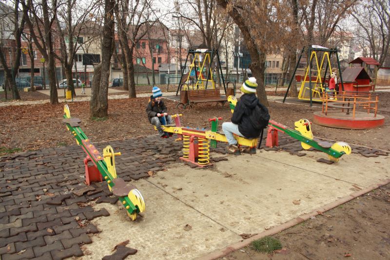 Spielplatz in Pristina, Kosovo mit Familie