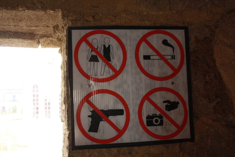 Das Verbotschild am Eingang eines Klosters in Kosovo wurde bestimmt nicht ohne Grund aufgehängt. 