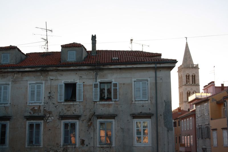 Auch im EU-Vorzeigeland Kroatien ist längst noch nicht wieder alles schick: Fassadenschäden von Splitter-Einschlägen in Zadar.