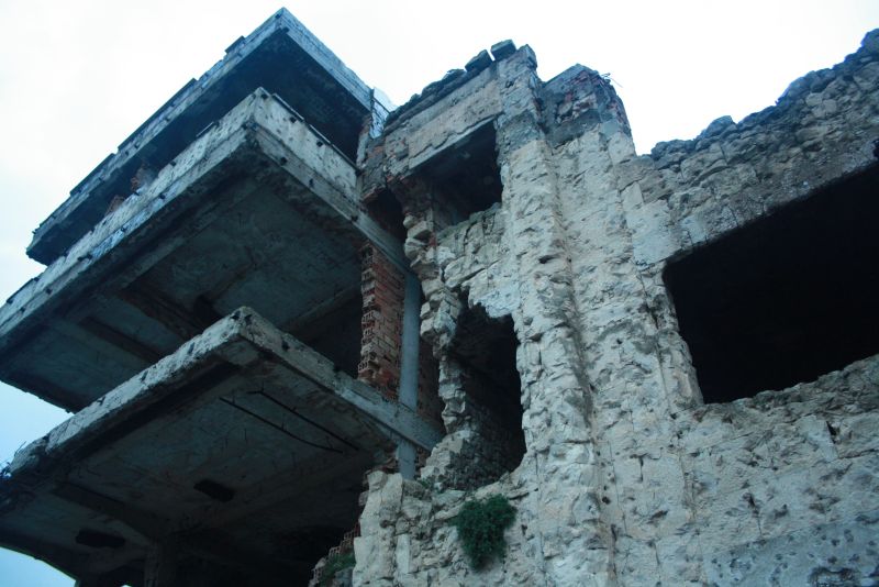 An vielen Ecken sieht es heute in Mostar wieder richtig hübsch aus. Aber es gibt auch noch viele Ruinen wie diese mitten in der Stadt. Es war halt Krieg, verdammt noch mal, und viele Menschen haben nur überlebt, weil sie rechtzeitig geflohen sind. 