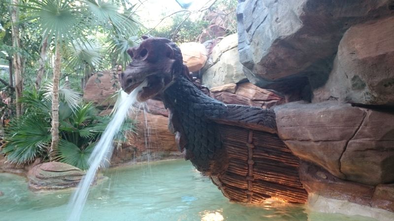 Der Drachenfels im Kinderplanschbereich.
