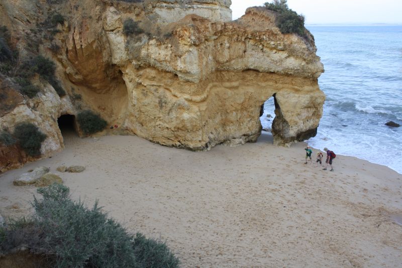 Familienurlaub an der Algarve: Wenn die Steilküste gegen Abend ihre Schatten wirft, sind wir ganz alleine am Praia do Camilo.