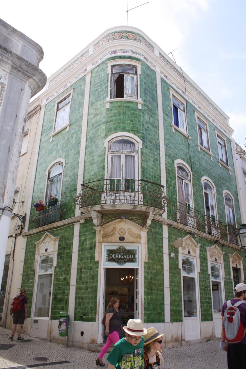 Familienurlaub an der Algarve: Fliesen an den Häuserwänden sind typisch für ganz Portugal - hier in Lagos. 