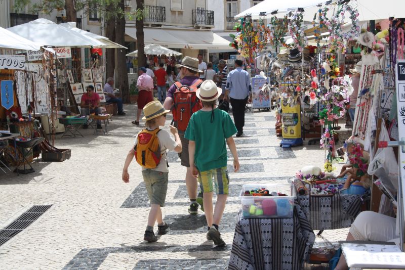 Familienurlaub an der Algarve: An touristische Bedürfnisse in Sachen Kitsch ist jedenfalls ausreichend gedacht. 