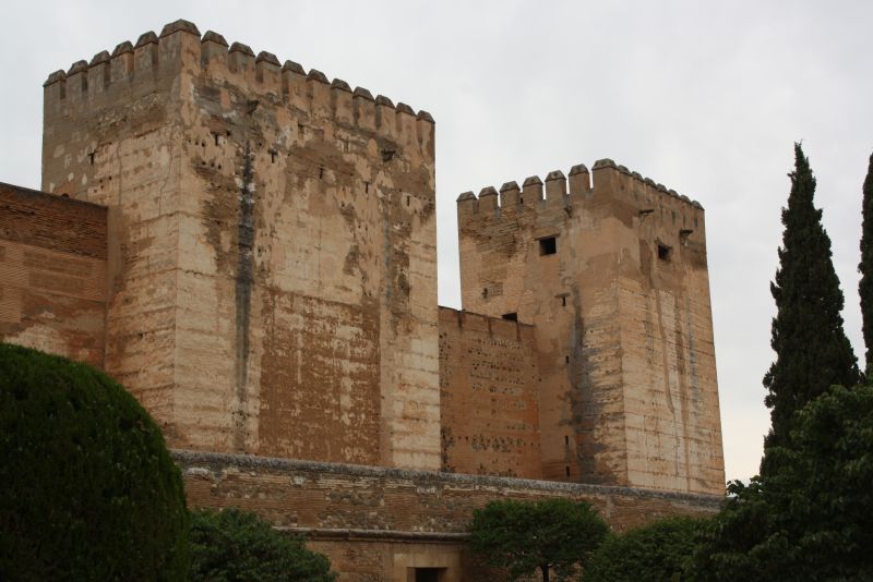 Die Alhambra kann nicht nur filigran - nach außen zeigten die maurischen Herrscher durchaus mehr Stärke als Feingeist. 