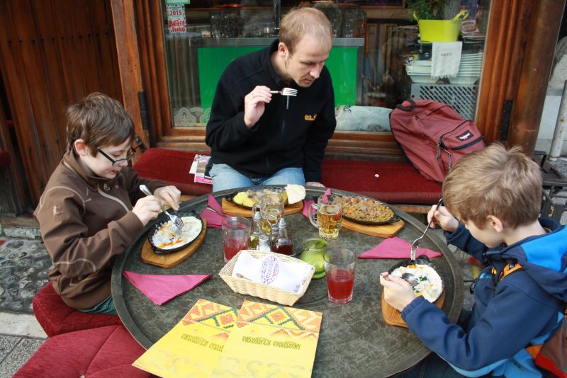 Essen in Sarajevo. Janis probiert gerne Neues aus. 