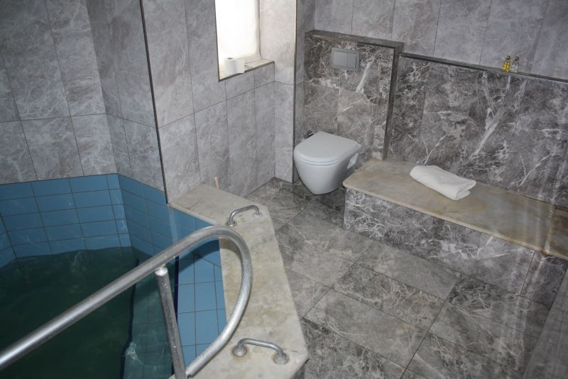 In unserem Apartment in Afyon ist das Hamam-Thermalbad im ganz normalen Bad integriert. Hat auch was. 