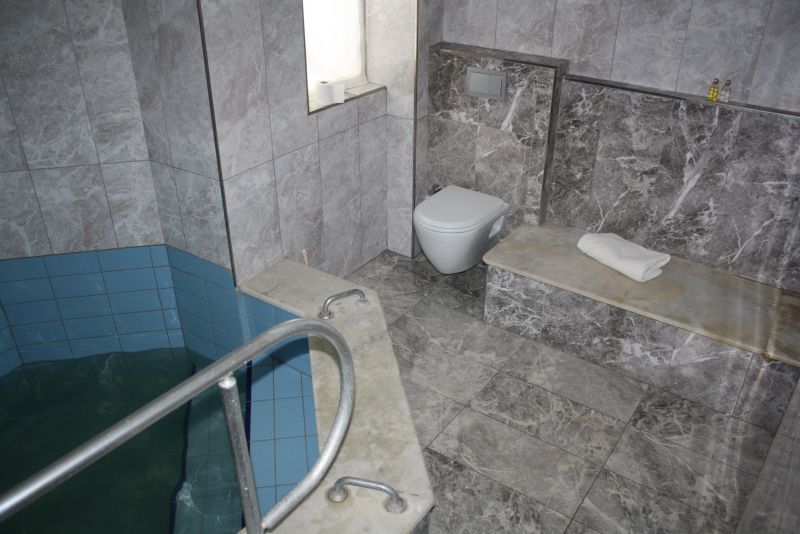 In unserem Apartment in Afyon ist das Hamam-Thermalbad im ganz normalen Bad integriert. Hat auch was.