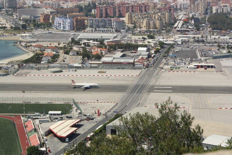Achtung, Flugzeug von links! Eine Ampel regelt an dieser Kreuzung Fußgänger-, Auto- und Flugverkehr.