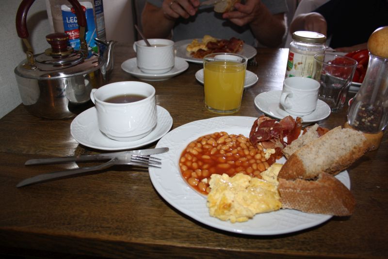 Englisches Frühstück, selbstgemacht in unserer Ferienwohnung.