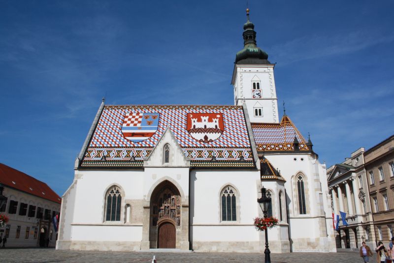 Die Georgskirche mit den bunten Dachziegeln ist ein beliebtes Postkartenmotiv. 