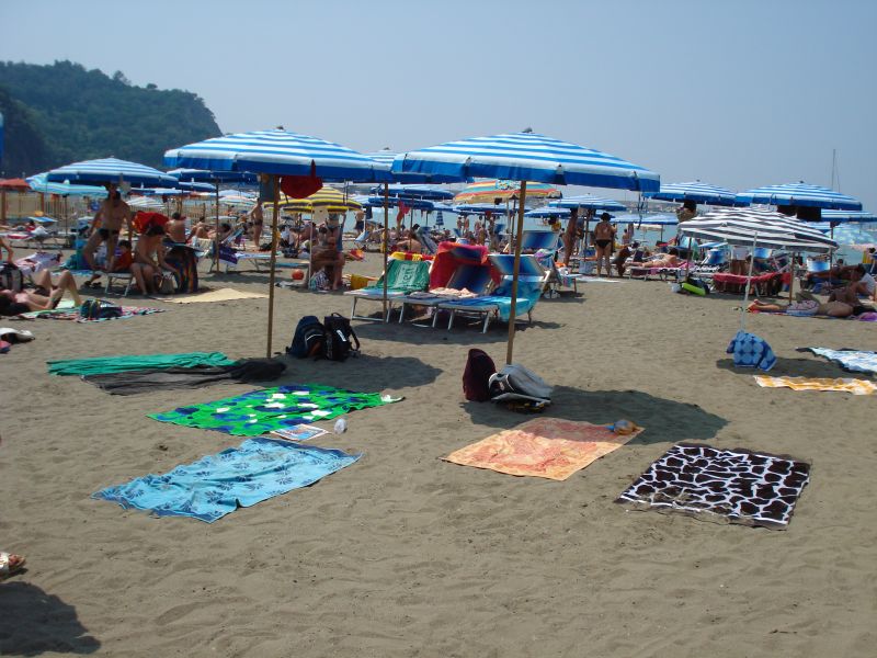 Das ist der einzige "richtige" italienische Strand, den wir je besucht haben. Das Foto stammt aus der Nähe von Genua und aus dem Jahr 2007. 