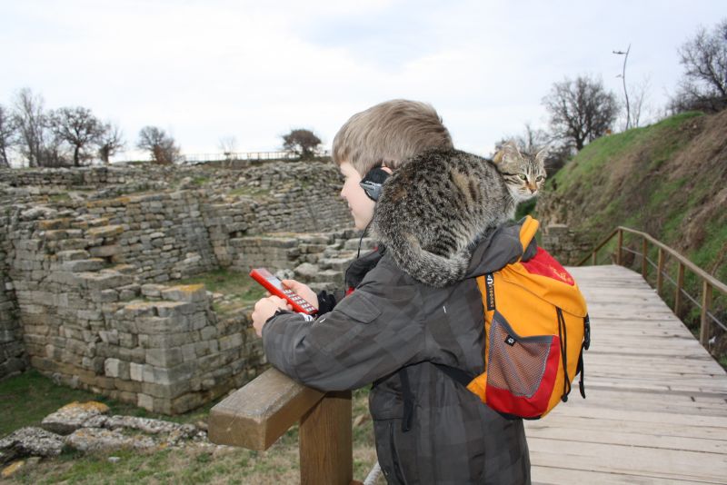 Die antiken Ruinen in der Türkei sind voller Katzen. Diese hier ließ sich gerne Huckepack tragen. 