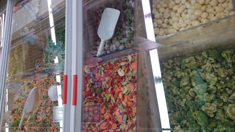 Eine Besonderheit in rumänischen Supermärkten: Oft kann man sich sein TK-Gemüse selbst abfüllen. 