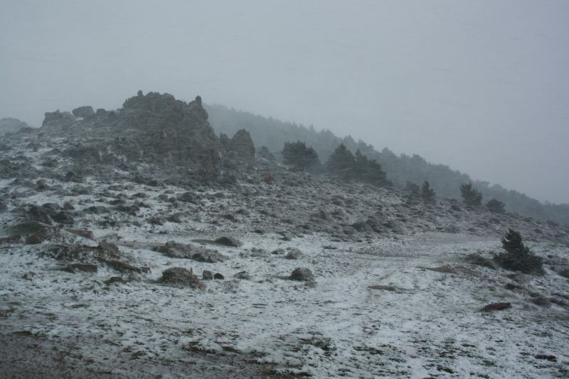 Auf dem Weg nach Athen heißt es Umkehren: Ein paar Milimeter Schnee bringen den griechischen Verkehr zum Erliegen.