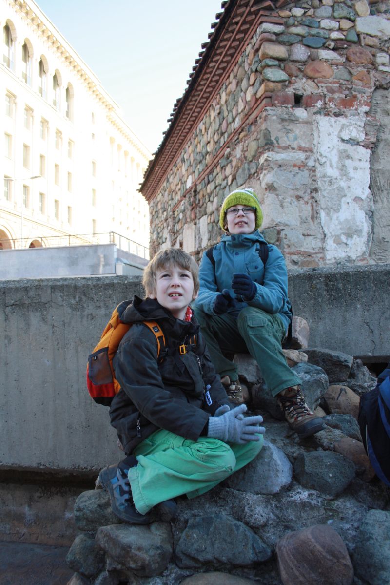 Unsere Jungs bei der Stadtführung durch Sofia: durchaus interessiert und guter Dinge. 