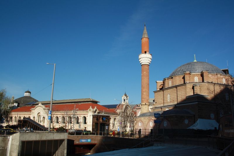Die vorherrschende Religion ist das orthodoxe Chistentum, immer gewesen. Aber auch Moscheen gehören zum Stadtbild dazu (hier in Sofia). 