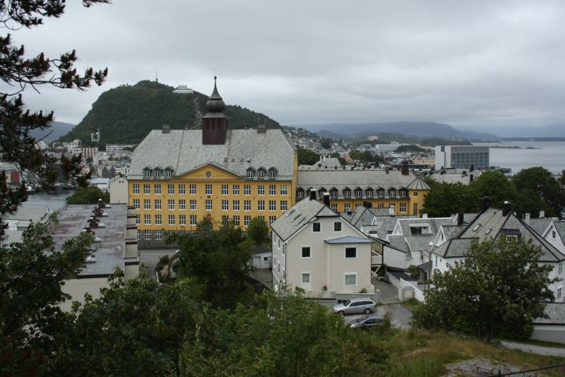 Blick aufs Landesinnere und die Schule von Ålesund - aber irgendwo mogelt sich doch immer Wasser mit aufs Bild. 