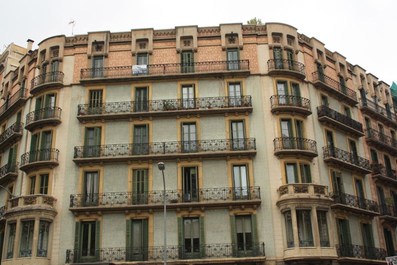 Die abgeschrägten Ecken der Wohnblöcke sind typisch für Barcelona. 