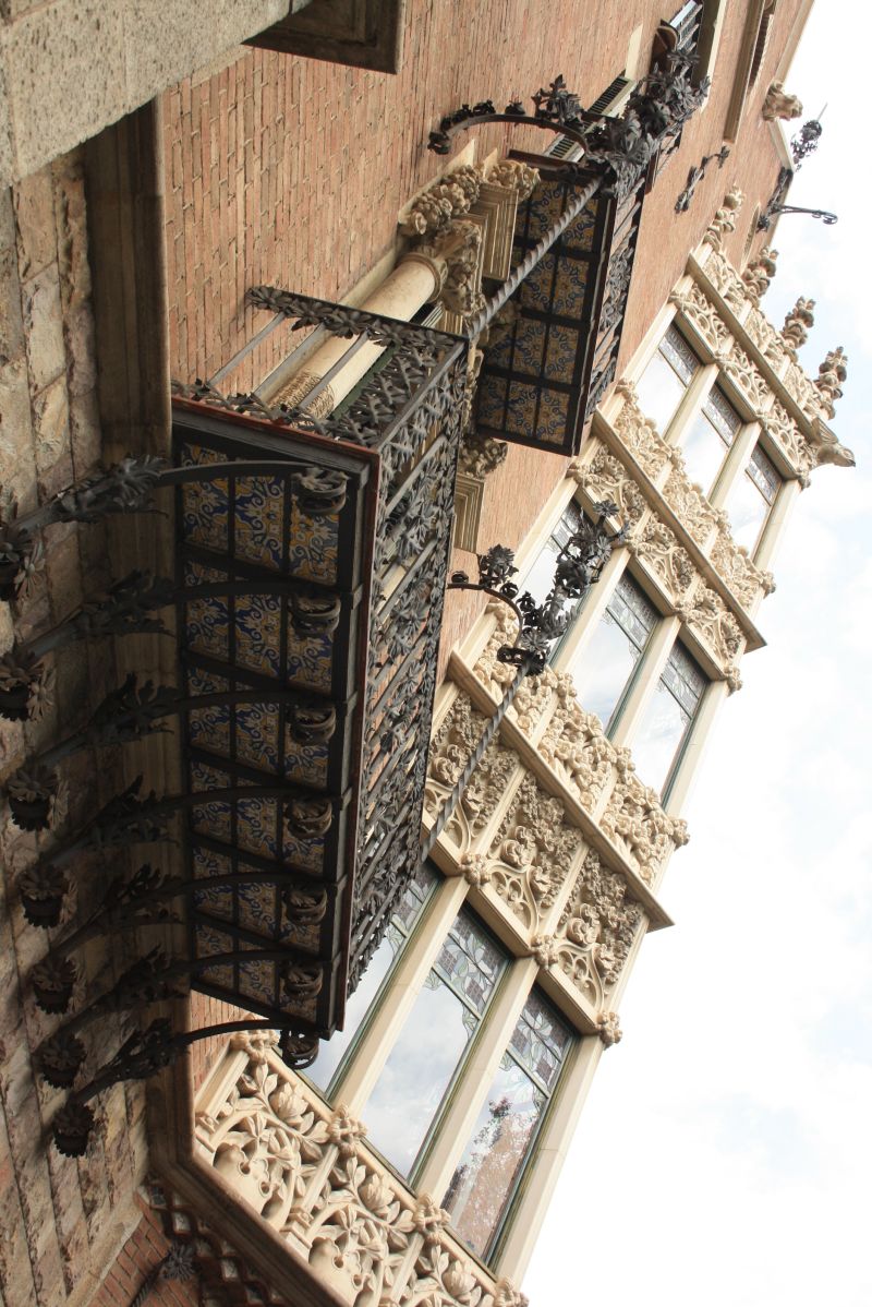 Die von unten bunt gefliesten Balkone haben wir auch anderswo in Spanien häufig gesehen. 