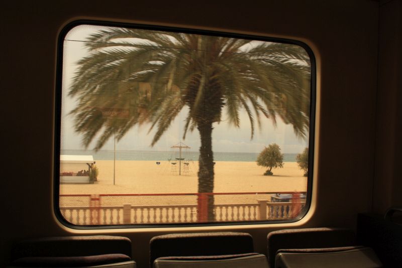 Mit dem Zug direkt an den Strand. Ich bin mir nicht ganz sicher, wie dieser hier heißt. Ich glaube nicht, dass es Barceloneta ist, denn dorthin wird immer ein 20-minütiger Fußmarsch beschrieben. Irgendwo auf halber Strecker bis Vilassar de Mar. Vielleicht kennt sich jemand besser aus? 