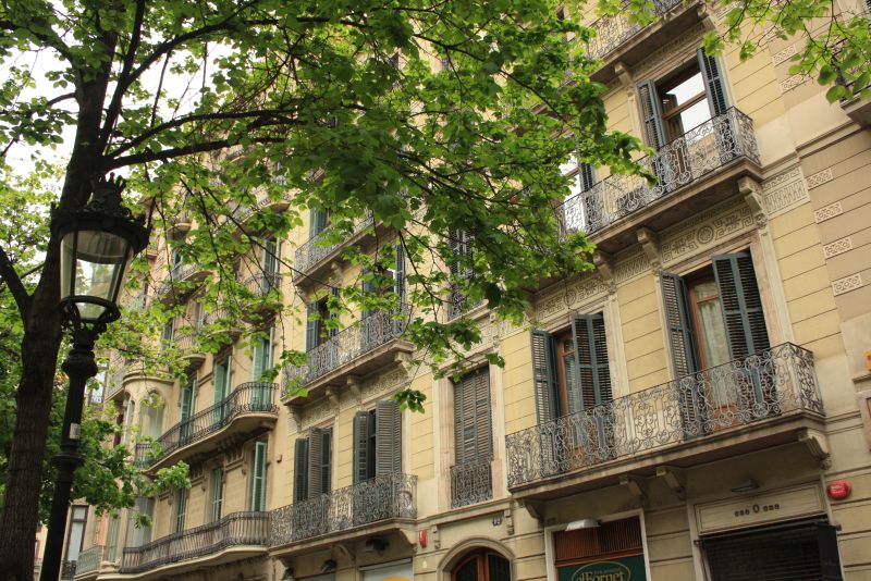 Typisch Barcelona: hübsche Fassaden entlang der Rambla Richtung Eixample, dem Viertel mit den schönsten Fassaden.