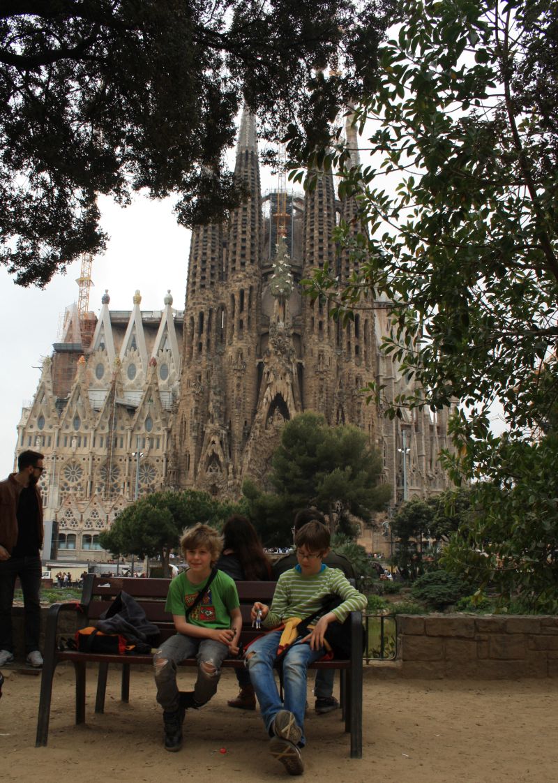 Barcelona mit Familie: Pause im Park hinter der Sagrada Familia.