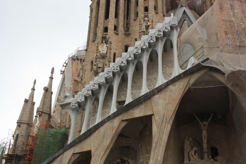 Detail am Portal der Sagrada Familia, an der seit 1888 gebaut wird. 