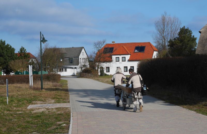 Auch Handwerker müssen in der Regel auf unmotorisierten Transport zurückgreifen. Hier kommt ein neues Fenster. 