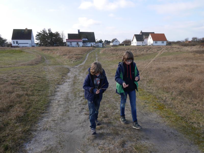 Die Häuser von Neuendorf sind - bis auf die gepflasterten "Hauptstraßen" - nur durch Pattwege verbunden. 