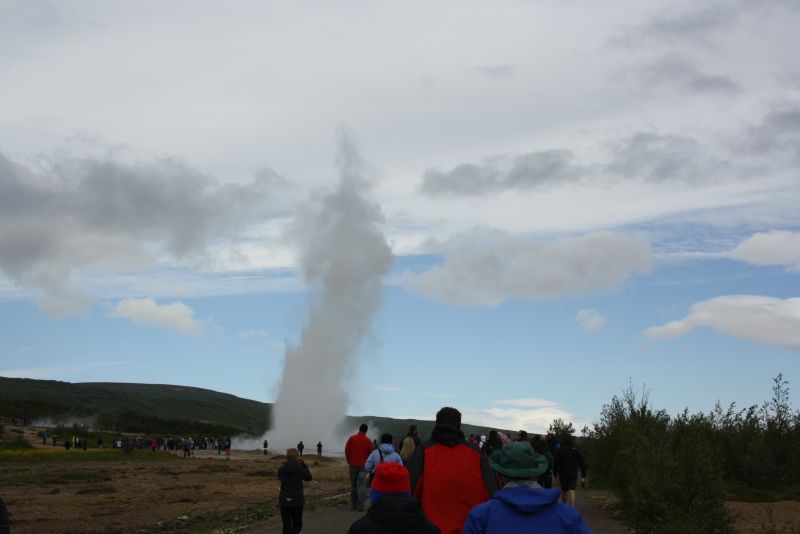 Egal, wie man hin kommt: Am Strokkur Geysir ist zumindest im Sommer immer viel Betrieb. 