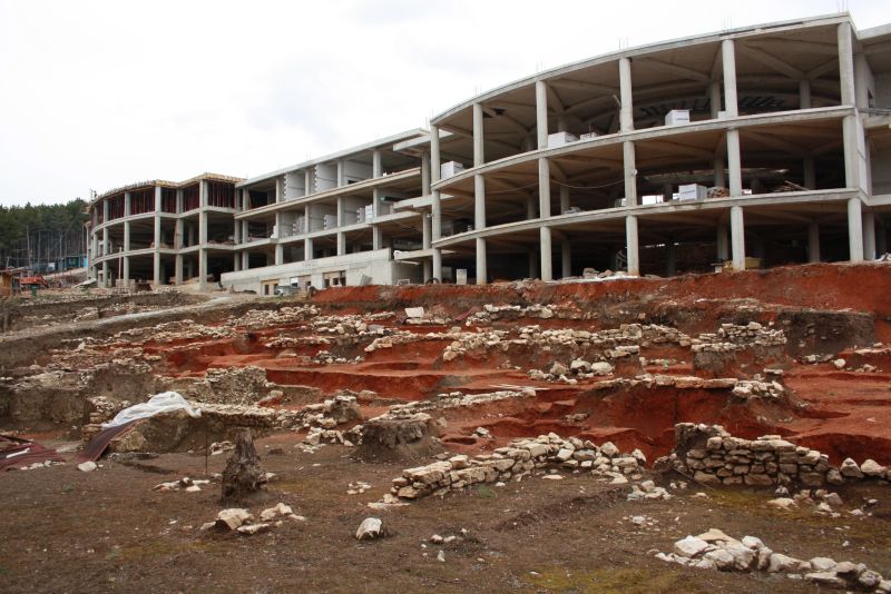 Betonbau auf archäologischem Grabungsfeld, Ohrid, Mazedonien