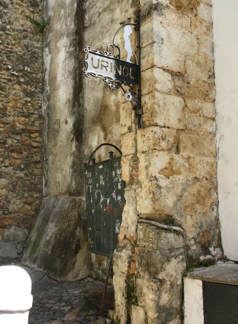Öffentliche Toilette an der Burg in Lissabon, Portugal