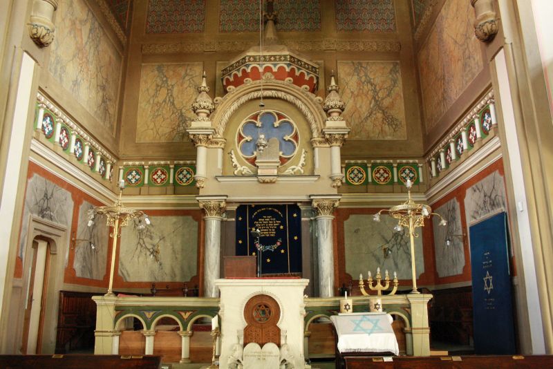 Der Innenraum der Synagoge von Targu Mures ist bunt und prächtig. 