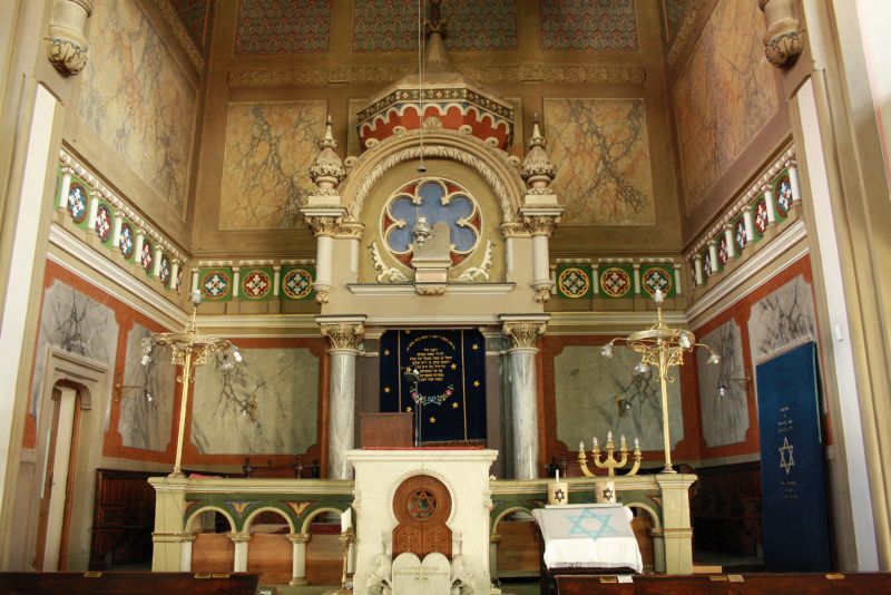 Der Innenraum der Synagoge von Targu Mures ist bunt und prächtig.