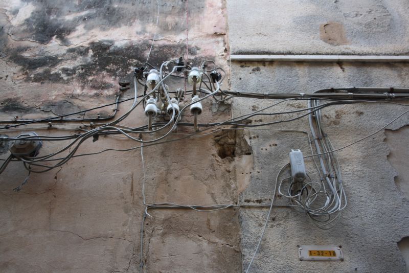 offene Verkabelung der Elektroleitungen in Sciacca, Sizilien, Italien