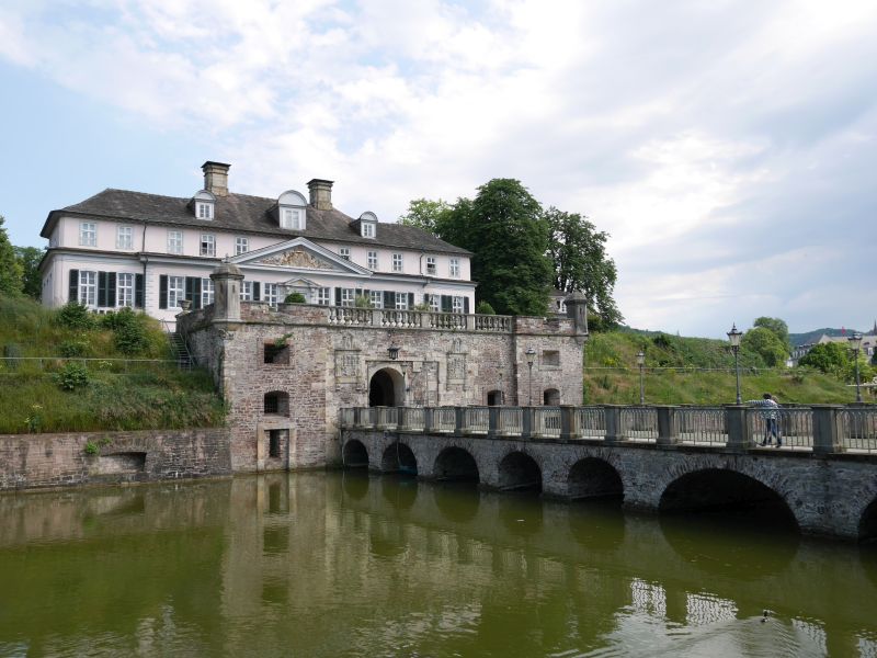 Schloss Pyrmont mit Wassergraben. 