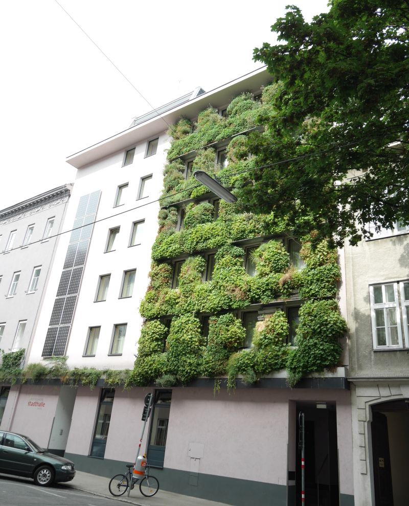 grüne Fassade: Boutiquehotel Stadthalle Wien - Hoteltipp für Familien