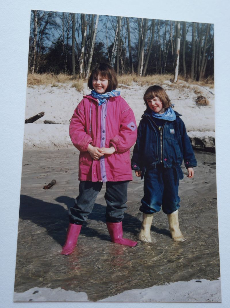 Ich glaube, das war auf Römö. Mama und Papa haben ihren Strandspaziergang alleine gemacht, Gesa und ich sind hier geblieben und haben den Bach umgeleitet. War cool! 