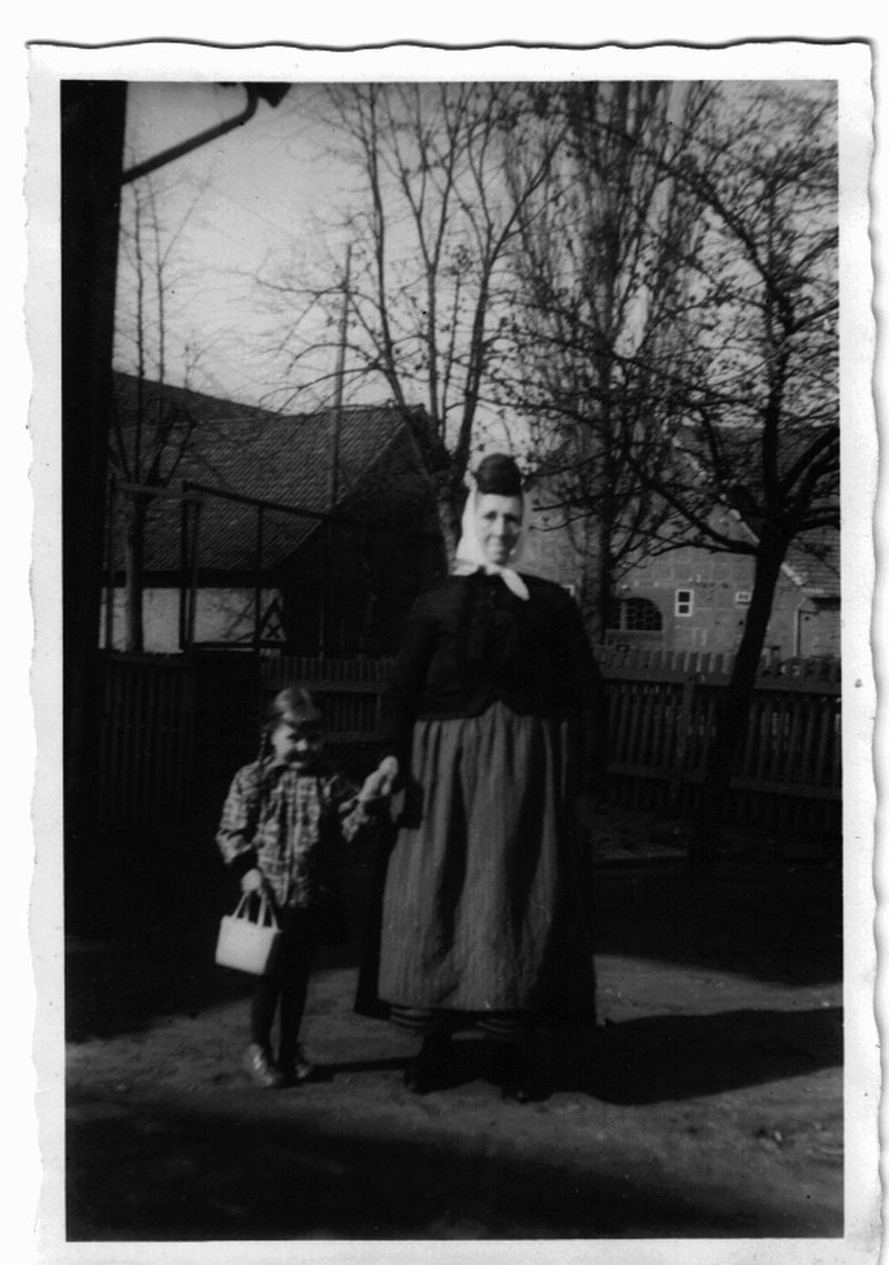 Meine Mama mit ihrer Oma, einer strengen Frau, die noch Tracht trug. 