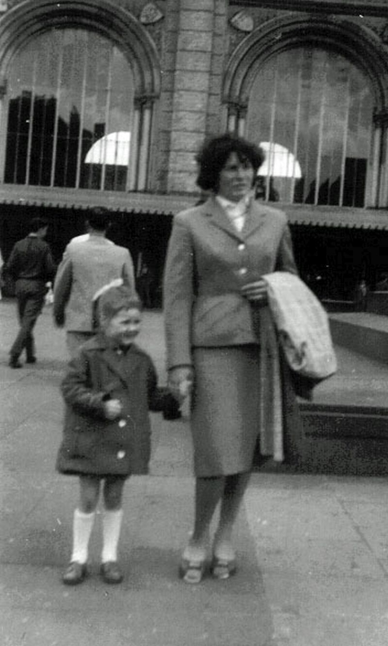 Von der Kinderkur gibt es leider keine Fotos. Aber hier ist der Beweis, dass meine Oma meine Mama immerhin einmal bis nach Hannover mitgenommen hat. 