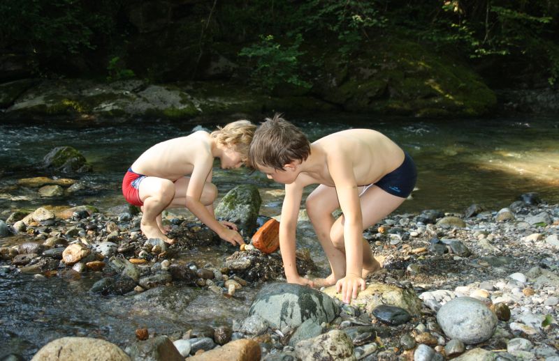 Links planscht Silas, rechts ein französischer Junge aus dem Dorf.