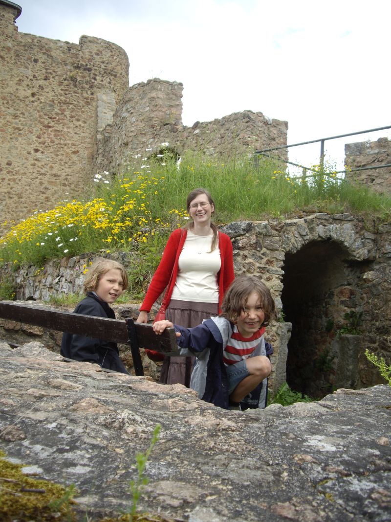 Das ist Reet heute, im Urlaub auf Burg Frankenstein mit Rasmus und Rao, zwei ihrer drei Jungs. 